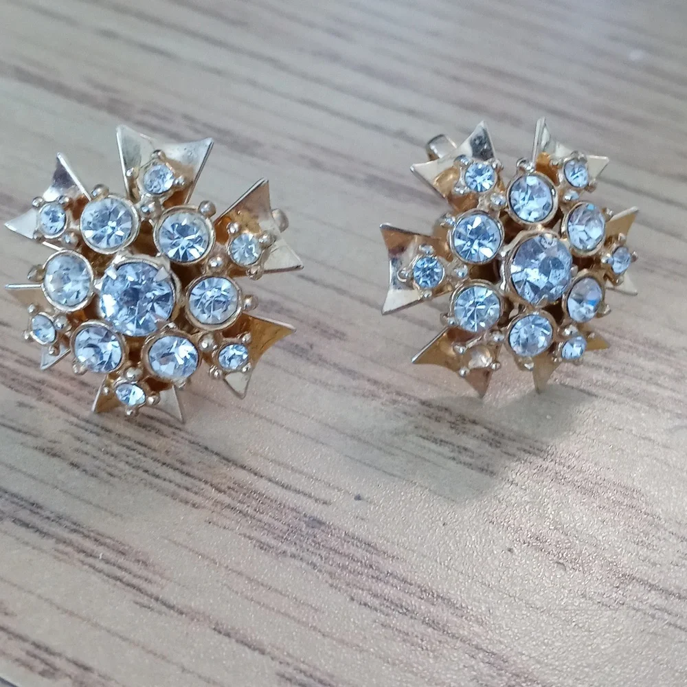 Vintage Screw back Gold tone Rhinestone earrings - Picture 2 of 3